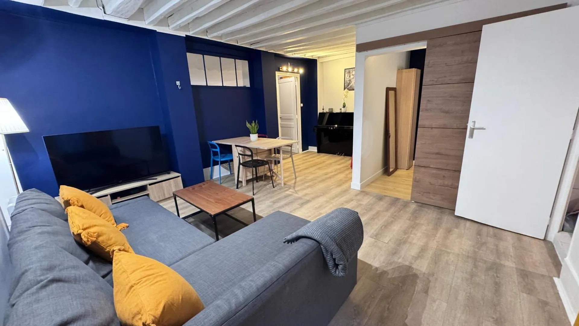 Flat In The Center Of Paris contacts